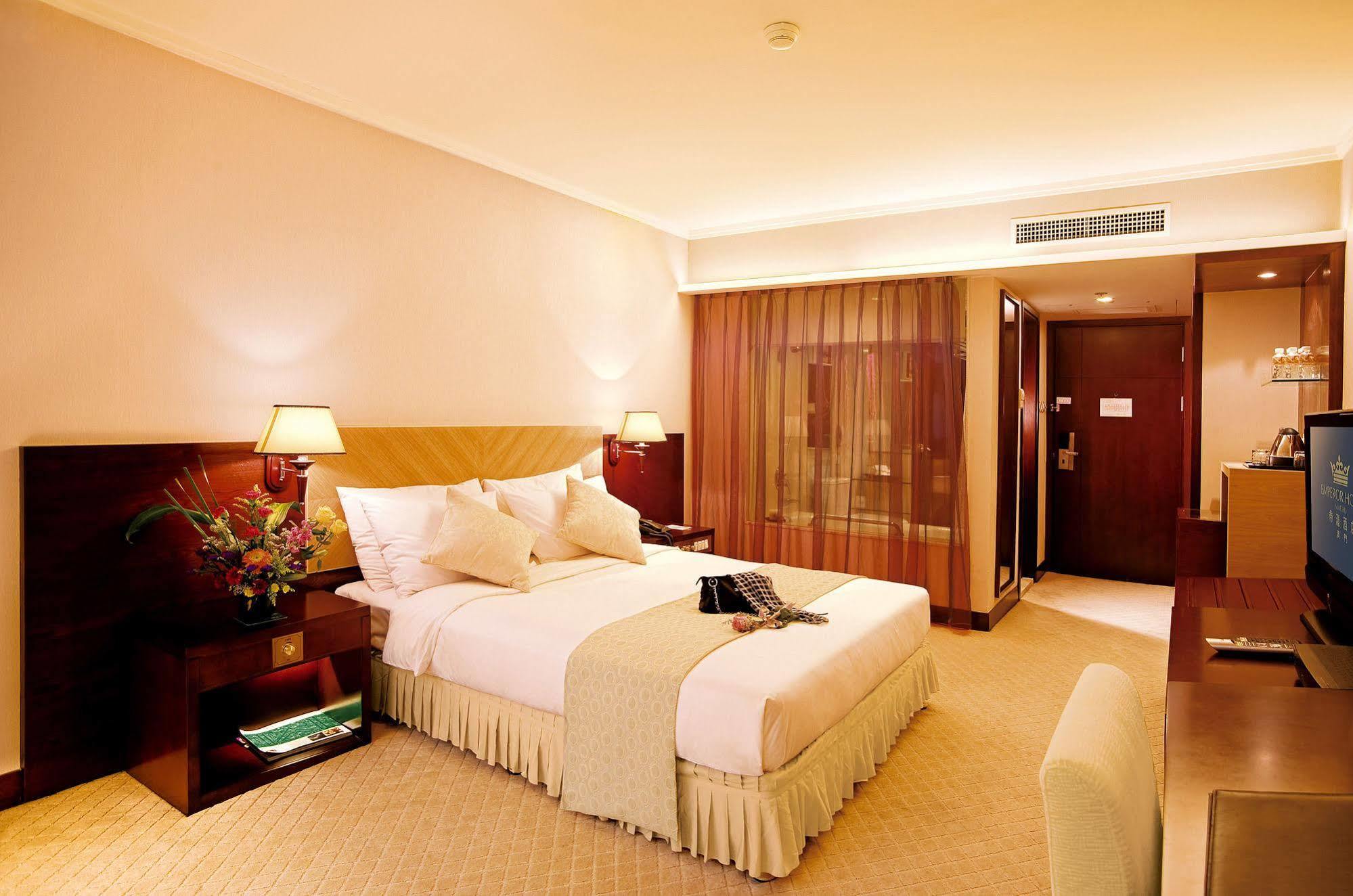 Emperor Hotel Макао Екстериор снимка